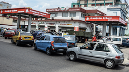 gasolina hasta 1.300 pesos por litro: el mercado negro se dispara ante el colapso energetico en cuba