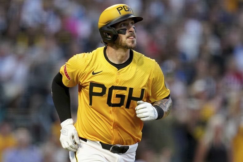 El cubano de los Piratas de Pittsburgh, Yasmani Grandal observa su cuadrangular durante el quinto episodio del juego de béisbol ante los Marineros de Seattle, el viernes 16 de agosto de 2024, en Pittsburgh. (AP Foto/Matt Freed)