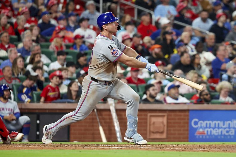 Pete Alonso, de los Mets de Nueva York, conecta un jonrón de dos carreras en el duelo del viernes 2 de mayo de 2025, ante los Cardenales de San Luis (AP Foto/Scott Kane)
