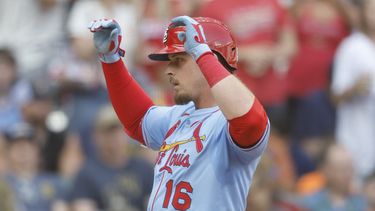 Nolan Gorman, de los Cardenales de San Luis, festeja su jonrón de tres carreras en el juego del sábado 14 de junio de 2025, ante los Cerveceros de Milwaukee (AP Foto/Jeffrey Phelps)