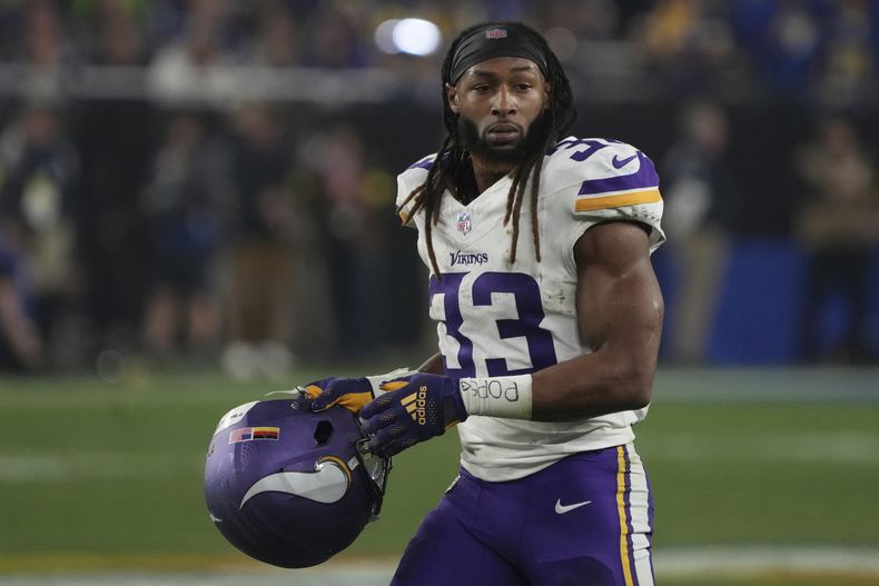 ARCHIVO - Aaron Jones (33), de los Vikings de Minnesota, calienta previo al partido de la NFL en la ronda de comodines de los Playoffs en contra de los Rams de Los Angeles, el lunes 13 de enero de 2025, en Glendale, Arizona. (AP Foto/Rick Scuteri, Archivo)