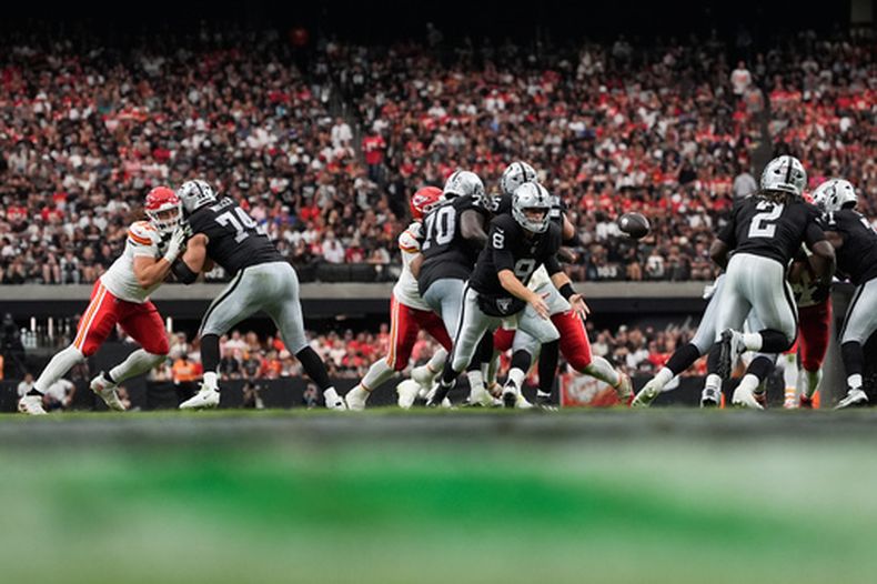 Kirk Cousins (8), quarterback de los Raiders de Las Vegas, lanza el balón a Ashton Jeanty (2), durante la segunda mitad del partido de la NFL en contra de los Chiefs de Kansas City, el domingo 4 de octubre de 2026, en Las Vegas. (AP Foto/John Locher)