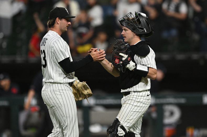 El lanzador cerrador de los Medias Blancas de Chicago, Tyler Davis (izquierda) celebra con el receptor Kyle Teel (derecha) después de que su equipo derrotara a los Twins de Minnesota en un partido de béisbol el domingo 6 de septiembre de 2026, en Chicago. (AP Foto/Paul Beaty)