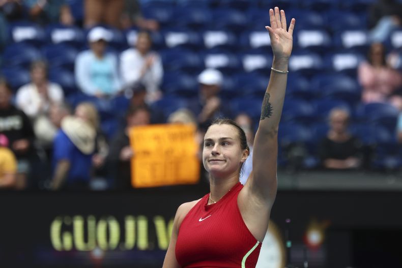 Aryna Sabalenka de Bielorrusia celebra después de derrotar a Lesia Tsurenko de Ucrania en su partido de tercera ronda en el Abierto de Australia en Melbourne Park, Melbourne, Australia, el viernes 19 de enero de 2024. (AP Foto/Asanka Brendon Ratnayake)