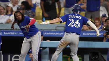 Matt Chapman (26) celebra su jonrón solitario con su compañero Vladimir Guerrero Jr. en el octavo inning del juego de la MLB que enfrentó a los Azulejos de Toronto con los Dodgers de Los Ángeles, el 24 de julio de 2023, en Los Ángeles. (AP Foto/Marcio José Sánchez)
