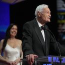 ARCHIVO - Roger Corman se dirige al público durante la ceremonia de premios del 76to festival internacional de Cannes, en el sur de Francia, el sábado 27 de mayo de 2023. Corman, ganador de un Oscar y rey de la Serie B, que ayudó a producir clásicos de bajo presupuesto como La tiendecita de los horrores y dio su primera oportunidad a muchos de los actores y directores más famosos de Hollywood, murió el jueves 9 de mayo de 2024. Tenía 98 años. (AP Foto/Daniel Cole, Archivo)