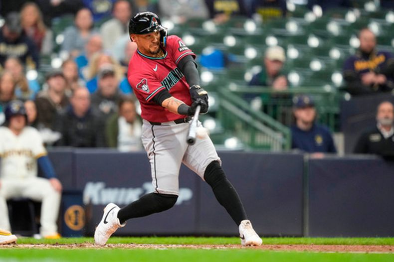 Ildemaro Vargas de los Diamondbacks de Arizona batea un sencillo ante los Cerveceros de Milwaukee, el jueves 30 de abril de 2026, en Milwaukee. (AP Foto/Kayla Wolf)