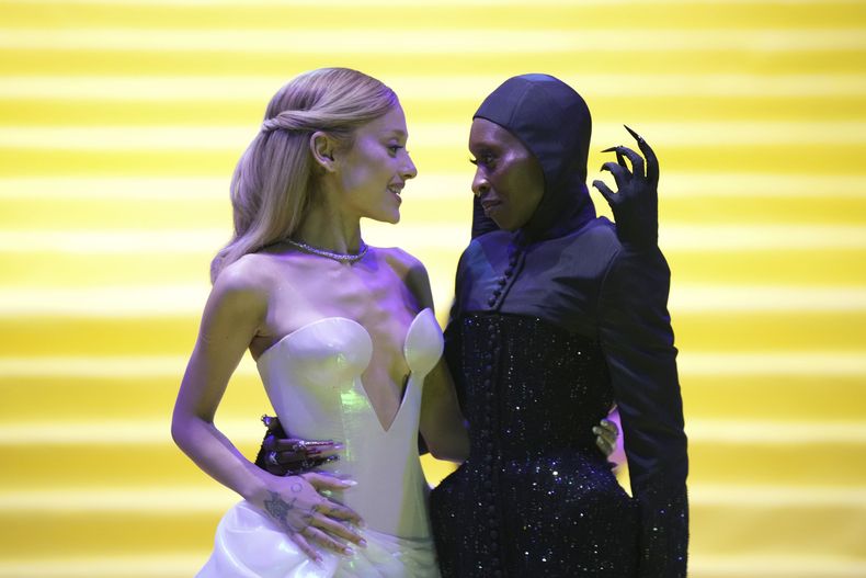 Ariana Grande, izquierda, y Cynthia Erivo posan en el estreno de Wicked en el Auditorio Nacional de la Ciudad de México, el lunes 11 de noviembre de 2024. (Foto AP/Fernando Llano)