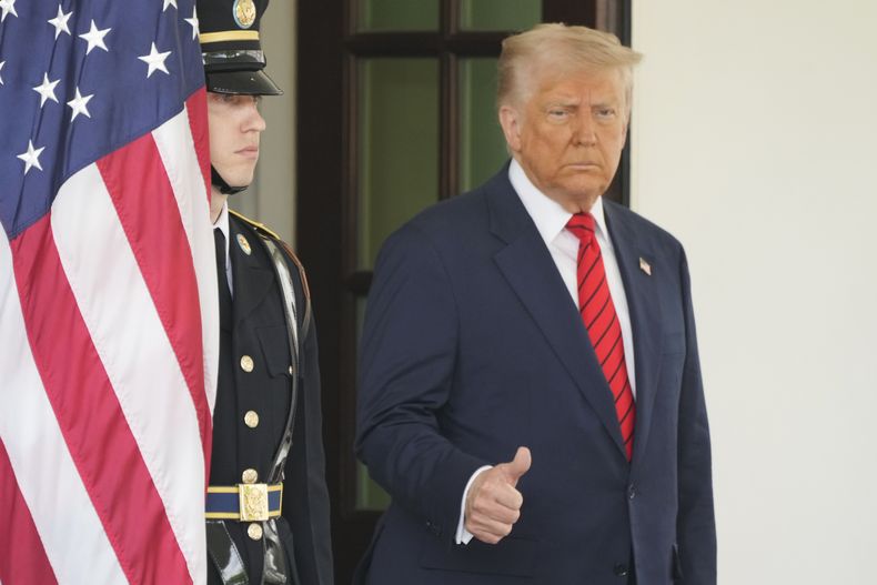 El presidente Donald Trump espera para saludar al primer ministro de Canadá, Mark Carney, en la Casa Blanca, el martes 6 de mayo de 2025, en Washington. (AP Foto/Mark Schiefelbein)