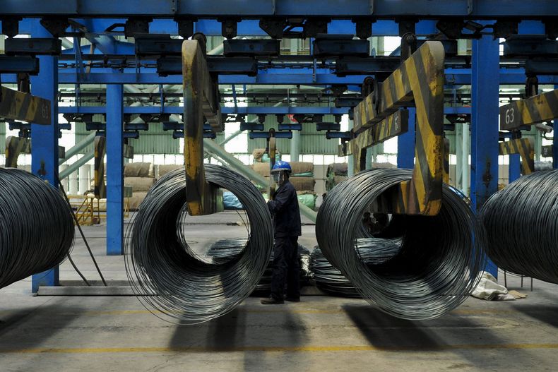 Un trabajador traslada cables de acero en una fábrica de acero en Qingdao, en la provincia oriental china de Shandong, el 8 de junio de 2018. (Chinatopix vía AP, Archivo)