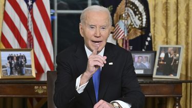 El presidente Joe Biden envía un mensaje de despedida desde el Despacho Oval de la Casa Blanca, el miércoles 15 de enero de 2025, en Washington. (Mandel Ngan/Pool vía AP)