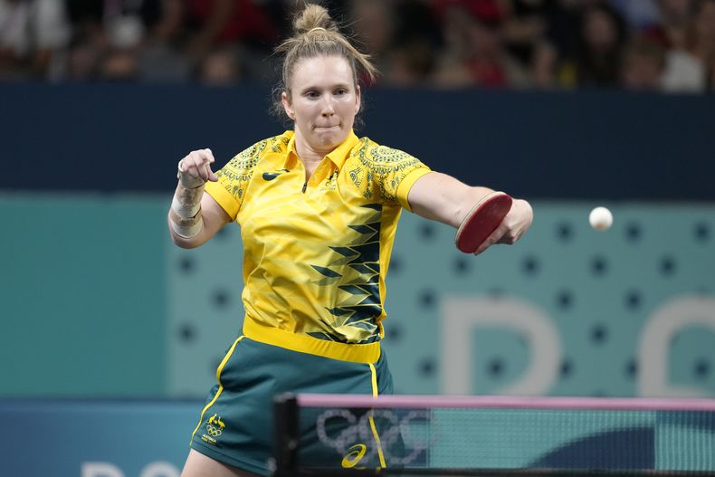 La australiana Melissa Tapper juega contra la surcoreana Shin Yubin en el tenis de mesa de los Juegos Olímpicos de París, el lunes 29 de julio de 2024. (AP Foto/Petros Giannakouris)