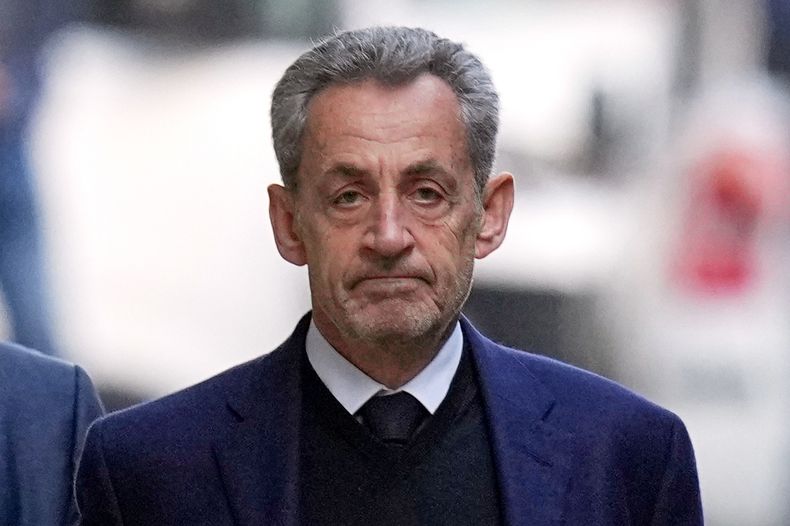 ARCHIVO – El expresidente francés Nicolas Sarkozy sale de su casa el martes 21 de octubre de 2025 en París para dirigirse a la prisión donde sería encarcelado por conspiración criminal para financiar su campaña electoral de 2007 con fondos provenientes de Libia. (AP Foto/Thibault Camus, Archivo)