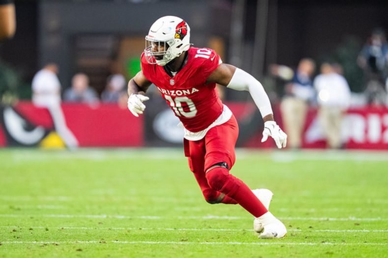 ARCHIVO - Foto del 7 de diciembre del 2025, el linebacker de los Cardinals de Arizona Josh Sweat durante el encuentro ante los Rams de Los Ángeles. (AP Foto/Samantha Chow, Archivo)