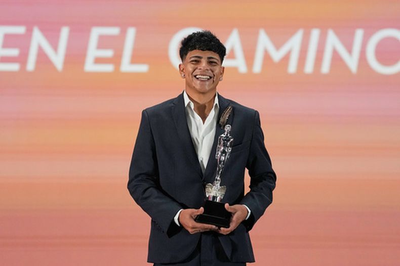 Victor Miguel Prieto Simental, ganador del premio de revelación actoral En el camino, posa en la sala de prensa durante la ceremonia de los premios Ariel de la Academia Mexicana de Cine en Ciudad de México, el sábado 3 de octubre de 2026. (Foto AP/Fernando Llano)