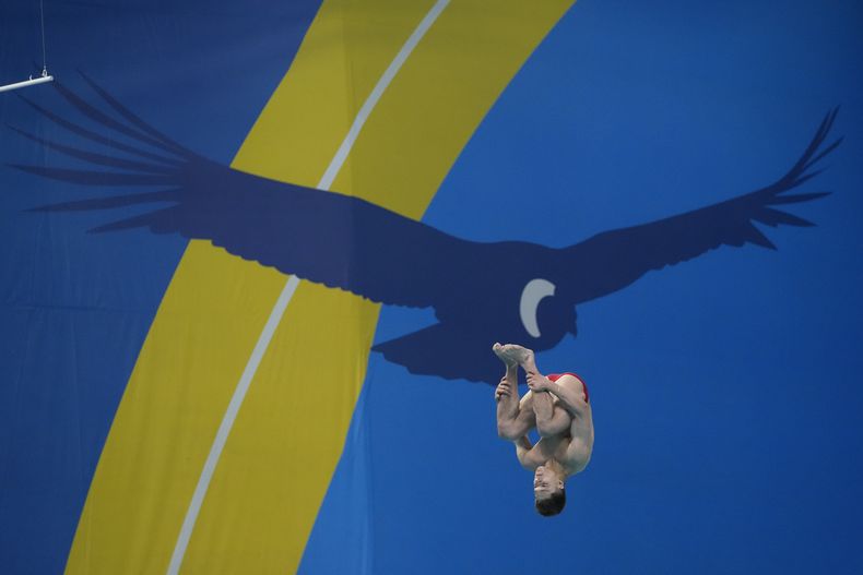 El mexicano Osmar Olvera compite en el trampolín de tres metros en los Juegos Panamericanos en Santiago, Chile, el lunes 23 de octubre de 2023. (AP Foto/Eduardo Verdugo)