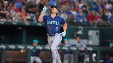 El bateador designado de los Marineros de Seattle Dominic Canzone apunta al cielo al correr al plato al conectar un jonrón en la séptima entrada ante los Rangers de Texas el domingo 26 de julio del 2026. (AP Foto/LM Otero)