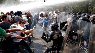 americateve | 243 estudiantes fueron detenidos en Venezuela tras una emboscada contra cuatro campamentos en Caracas desde donde se realizaban protestas pacíficas contra el régimen de Maduro.