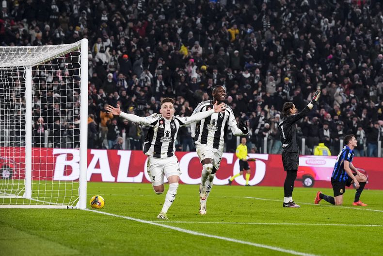 Francisco Conceicao celebra tras anotar el gol con el que la Juventus venció 1-0 al Inter de Milán en la Serie A, el domingo 16 de febrero de 2025, en Turín. (Fabio Ferrari/LaPresse vía AP)