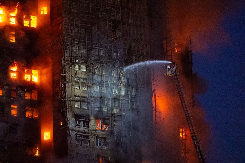 Bomberos trabajan para extinguir un incendio que se desató en Wang Fuk Court, una propiedad residencial en el distrito de Tai Po, en los Nuevos Territorios de Hong Kong, el miércoles 26 de noviembre de 2025. (AP Foto/Chan Long Hei)