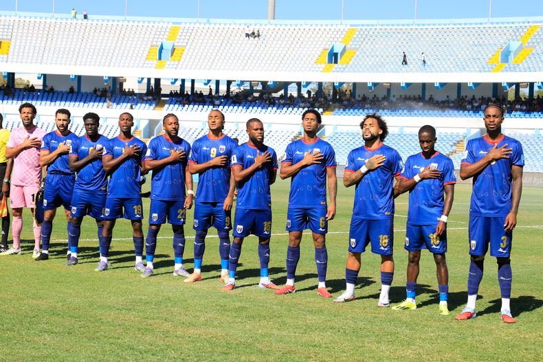 Los jugadores de Cabo Verde durante el himno nacional previo al partido contra Libia por las eliminatorias del Mundial, el miércoles 8 de octubre de 2025, en Tripóli. (AP Foto/Yousef Murad)