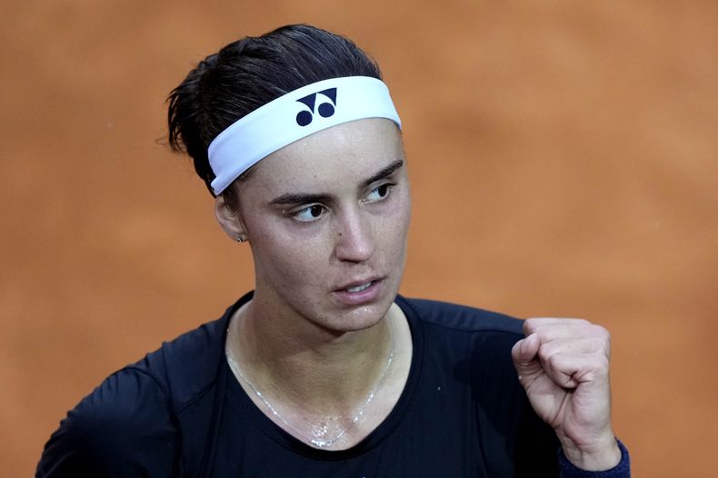 La ucraniana Anhelina Kalinina celebra después de vencer a la rusa Veronika Kudermetova en la semifinal del Abierto de Italia, el viernes 19 de mayo de 2023, en Roma. (AP Foto/Andrew Medichini)