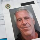 ARCHIVO - Documentos que se incluyeron en la publicación de los archivos de Jeffrey Epstein por parte del Departamento de Justicia de EE. UU. fotografiados el viernes 2 de enero de 2026. (Foto AP/Jon Elswick, File)
