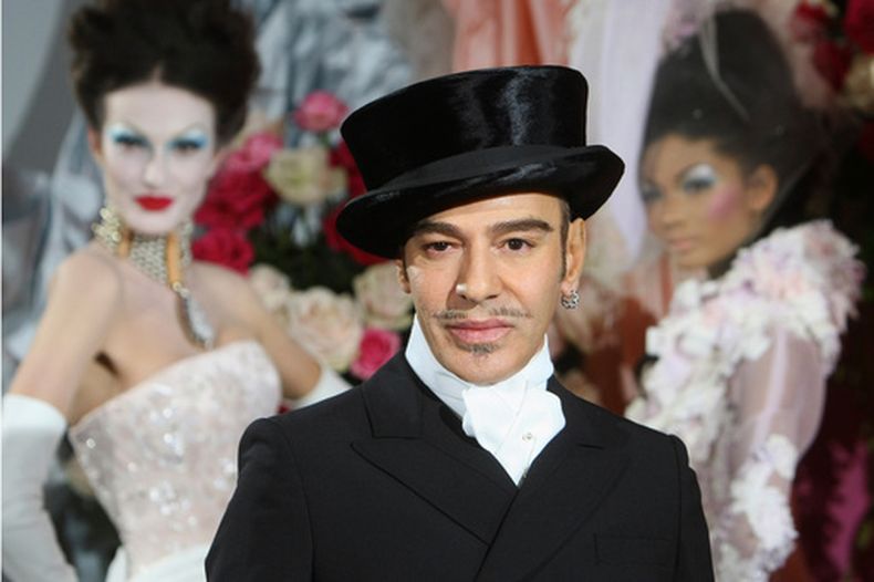 ARCHIVO - El diseñador de moda John Galliano posa al finalizar la presentación de la colección de alta costura primavera-verano 2010 de Dior, el 25 de enero de 2010 en París. (Foto AP/Jacques Brinon, archivo)