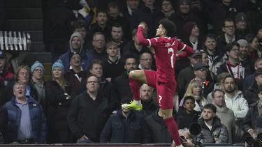 Luis Díaz celebra tras anotar el gol de Liverpool en el empate 1-1 contra Fulham en la Copa de la Liga inglesa, el miércoles 24 de enero de 2024, en Londres. (AP Foto/Kin Cheung)