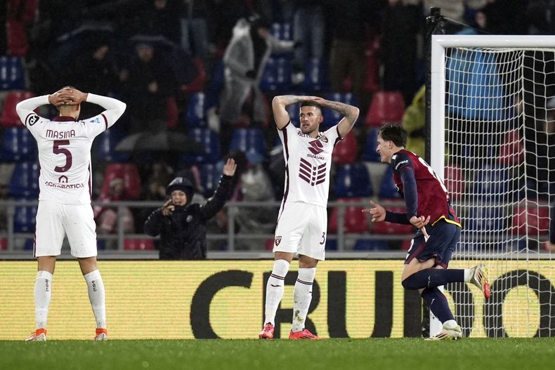 Cristiano Biraghi del Torino reacciona al autogol en el encuentro ante el Bologna en la Serie A el viernes 14 de febrero del 2025. (Massimo Paolone/LaPresse via AP)