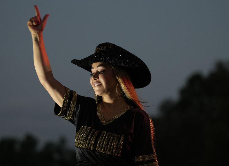 Chiquis durante su concierto en el primer día del festival Arre en la Ciudad de México el sábado 9 de septiembre de 2023. (Foto AP/Fernando Llano)