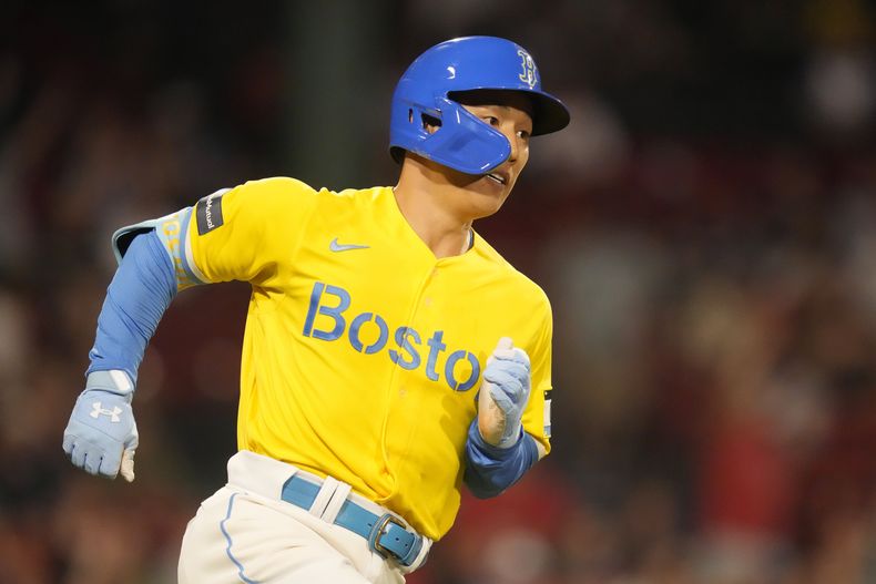 Masataka Yoshida, de los Medias Rojas de Boston, recorre las bases al conectar un jonrón ante los Bravos de Atlanta en el juego del martes 25 de julio de 2023 (AP Foto/Charles Krupa)