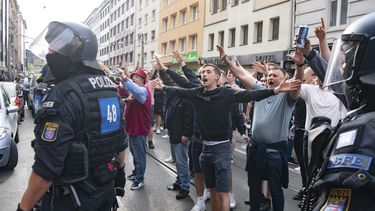 Arrestan a aficionados de West Ham y Eintracht por peleas
