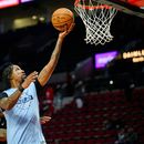ARCHIVO - El escolta de los Grizzlies de Memphis, Kentavious Caldwell-Pope (derecha), calienta antes de un partido de baloncesto de la NBA contra los Trail Blazers de Portland, el viernes 6 de febrero de 2026, en Portland, Oregón. (Foto AP/Molly J. Smith, Archivo)