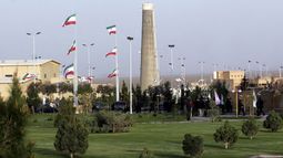ARCHIVO - Una vista de la instalación de enriquecimiento nuclear de Natanz, Irán, el 9 de abril de 2007. (AP Foto/Hasan Sarbakhshian, Archivo)