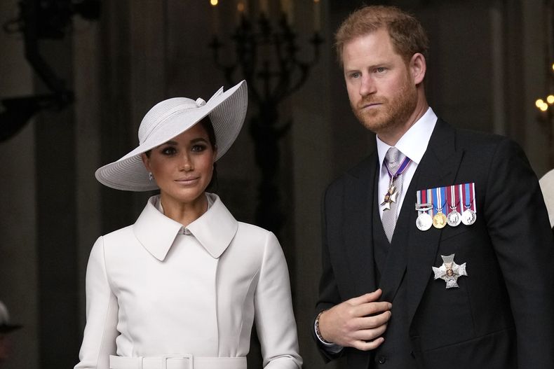 ARCHIVO- El príncipe Enrique y Meghan Markle, duque y duquesa de Sussex, salen después de una misa de acción de gracias por el reinado de la reina Isabel II en la catedral de San Pablo en Londres, el viernes 3 de junio de 2022. (Foto AP /Matt Dunham, Pool, File)