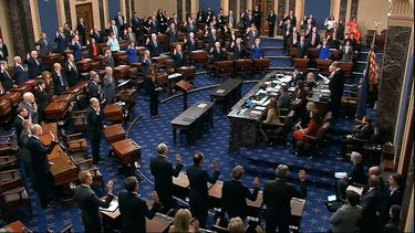 Para juicio a Trump, senadores no podrán hablar ni salir