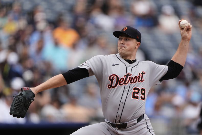 El abridor de los Tigres de Detroit Tarik Skubal lanza en la primera entrada ante los Reales de Kansas City el domingo 31 de agosto del 2025. (AP Foto/Charlie Riedel)
