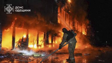 En esta imagen, distribuida por el Servicio de Emergencias de Ucrania, bomberos extinguen un incendio en un almacén tras un ataque ruso en Odesa, Ucrania, el 21 de marzo de 2025. (Servicio de Emergencias de Ucrania vía AP)