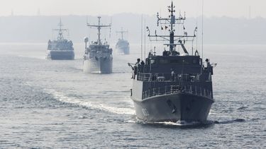 americateve | Barcos antiminas de la OTAN zarpan de Kiel, Alemania, el martes 22 de abril del 2014 con destino al Mar B&aacute;ltico. (Foto AP/Gero Breloer)