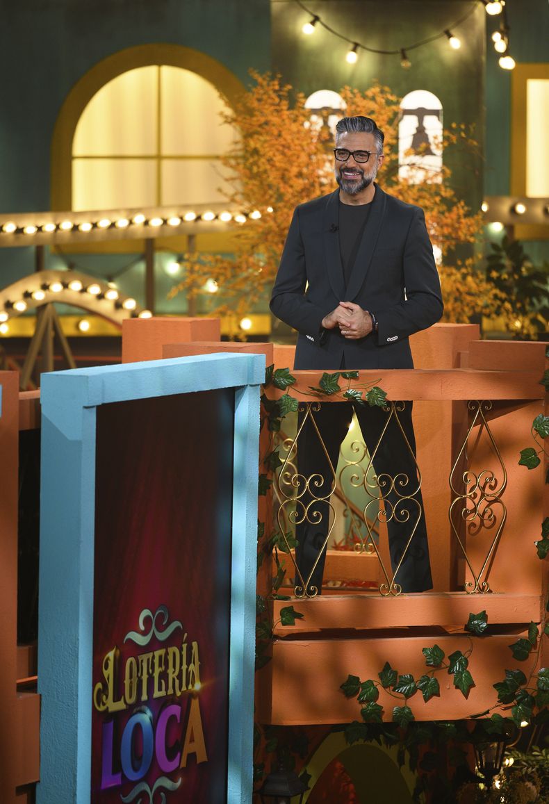 En esta imagen proporcionada por Warner Bros. Television, el actor y presentador Jaime Camil en el set de Lotería Loca. (Fernando Marrero/Warner Bros. Television vía AP)