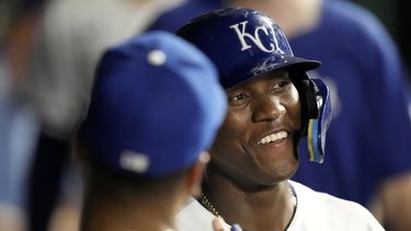El cubano Dairon Blanco, de los Reales de Kansas City, festeja en la cueva luego de anotar ante los Tigres de Detroit, el martes 18 de julio de 2023 (AP Foto/Charlie Riedel)