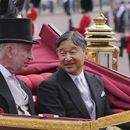 El rey Carlos III de Gran Bretaña, izquierda, y el emperador Naruhito de Japón llegan al Palacio de Buckingham durante la ceremonia de bienvenida en la visita de Estado a Gran Bretaña del emperador y la emperatriz japoneses, en Londres, el martes 25 de junio de 2024. (Jonathan Brady, Pool Photo via AP)