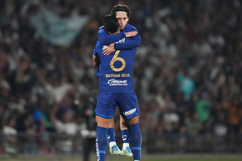 Jordan Carillo, de frente, de Pumas, es felicitado después de marcar el gol en el partido de vuelta de las semifinales del fútbol de la Liga MX, contra Pachuca, el domingo 17 de mayo de 2026, en Ciudad de México. (AP Foto/Eduardo Verdugo)
