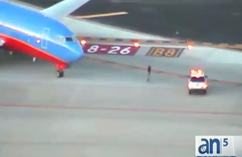 En los últimos días , dos violaciones a la seguridad de los aeropuertos han reavivado el debate acerca de si estamos lo suficientemente seguros al volar.