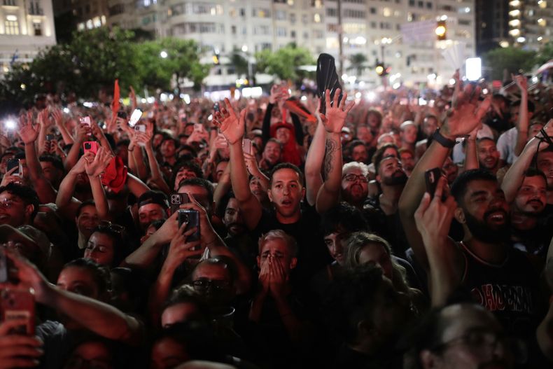 Fans vitorean mientras ven a Lady Gaga ensayar un día antes de su concierto gratuito, en la playa de Copacabana, en Río de Janeiro, el viernes 2 de mayo de 2025. (Foto AP/Bruna Prado)