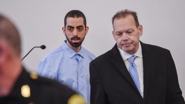 Hadi Matar, izquierda, acusado de herir gravemente al autor Salman Rushdie en un ataque con cuchillo en 2022, es conducido al tribunal del condado de Chautauqua por el defensor público Nathaniel Barone antes del inicio de la selección del jurado en Mayville, Nueva York, el martes 4 de febrero de 2025. (Foto AP/Adrian Kraus)