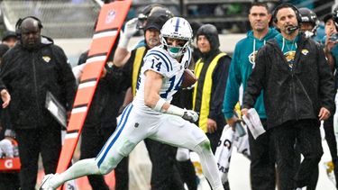 ARCHIVO - Foto del 7 de diciembre del 2025, el receptor de los Colts de Indianápolis Alec Pierce atrapa un pase en el encuentro ante los Jaguars de Jacksonville. (AP Foto/Phelan M. Ebenhack, Archivo)