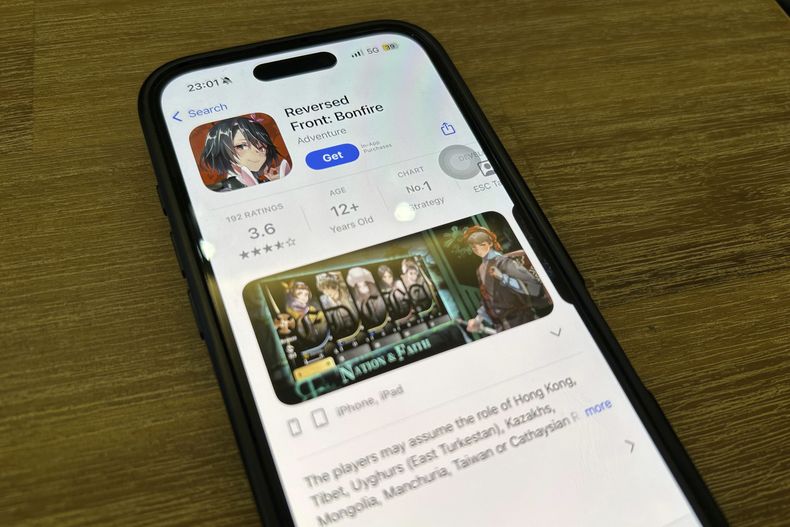 El app Reversed Front: Bonfire en un teléfono celular en Hong Kong el 10 de junio del 2025. (AP foto)