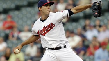 americateve | El pitcher dominicano Ubaldo Jim&eacute;nez, de los Indios de Cleveland, lanza contra los Reales de Kansas City, en la primera entrada del juego del 9 de septiembre de 2013, en Cleveland. (Foto AP/Tony Dejak, archivo)